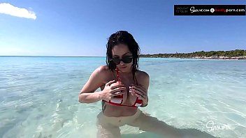 Kissa Sins enthüllt ihre frischen Zeppeline auf den Bahamas, während sie Johnny Sins massiven Schwanz verschlingt