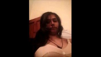 Oben.sexy Schönheit Aisha Ke vollendete Brüste, masturbiert vor der Webcam