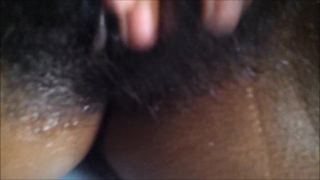 Pornostar Venus Rabe masturbiert unrasierte Vagina während der Nuru-Massage