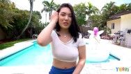Yngr - nicht professionelle Mina Moon hat ihren ersten Pornoclip eingespielt