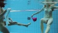 2 Mädels schwimmen nackt unter Wasser
