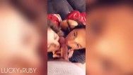 Sexy Lesben nehmen mit der Zungenpelzpastete auf und verschlingen große Weenie